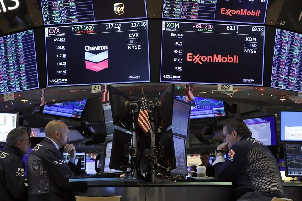 El Dow Jones cayó 2.44 por ciento a un nivel de 23 mil 650.44 unidades, mientras que el S&P y el Nasdaq cayeron 1.79 y 1.03 por ciento. 