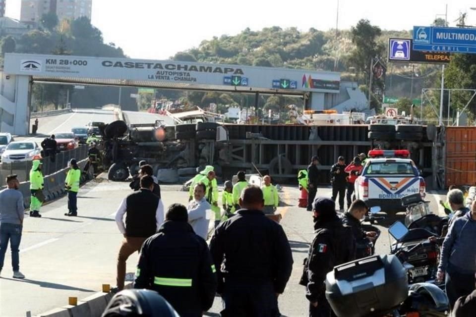 Un tráiler volcó sobre la Autopista Chamapa-Lechería,  a la altura de la caseta de cobro con dirección a Toluca.