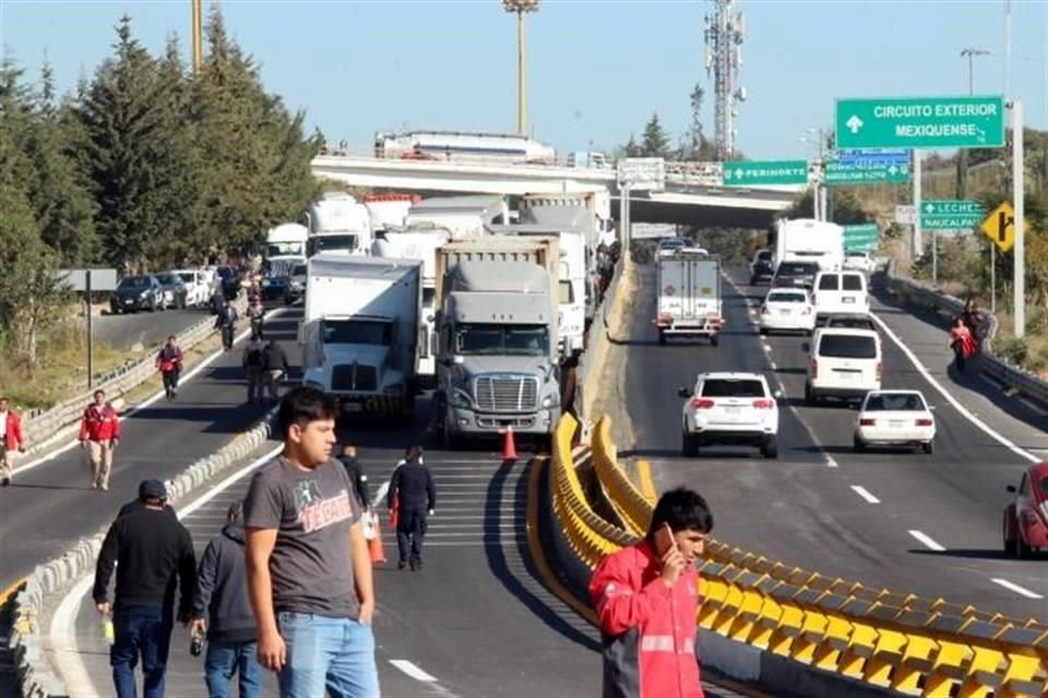 El percance provocó el cierre de carriles en ambos sentidos paralizando la circulación.