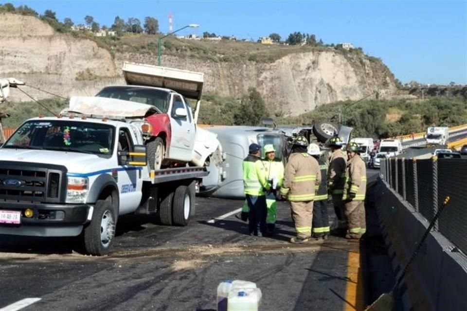 Tres vehículos fueron arrastrados por el tráiler, lo que dejó 4 personas lesionadas.
