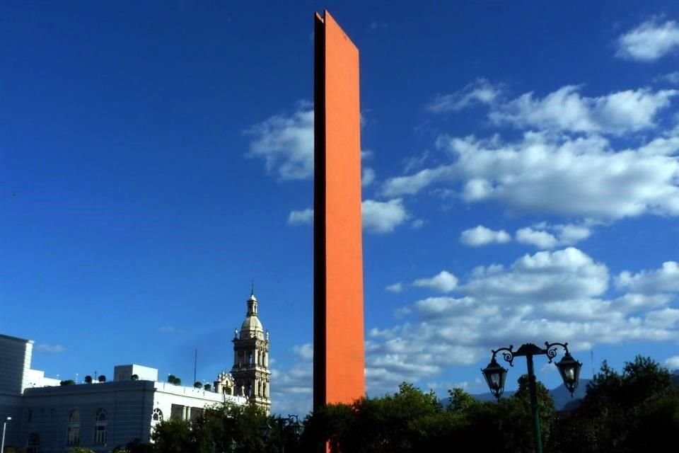 El Faro del Comercio, ubicado en la Macroplaza, tiene 2 metros de ancho, 13 de largo y 70 de alto; se construyó en el primer centenario de la fundación de la Cámara de Comercio de Monterrey, en 1983.