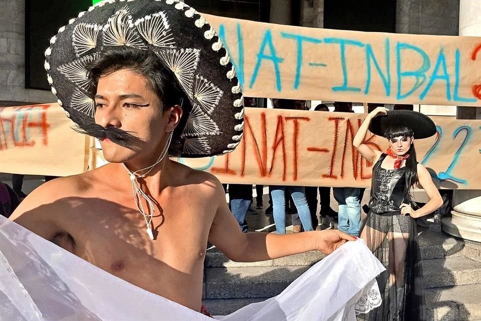 Arturo Lopfer fue uno de los primeros en arribar a la explanada del Palacio de Bellas Artes.