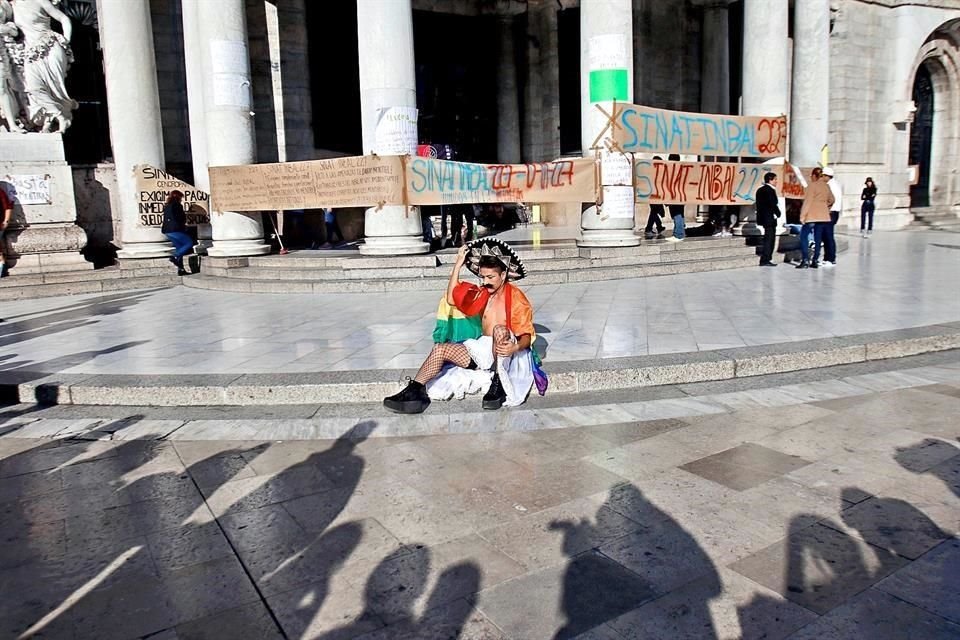 Frente al Palacio se congregaron charros con tacones y adelitas con bigotes.
