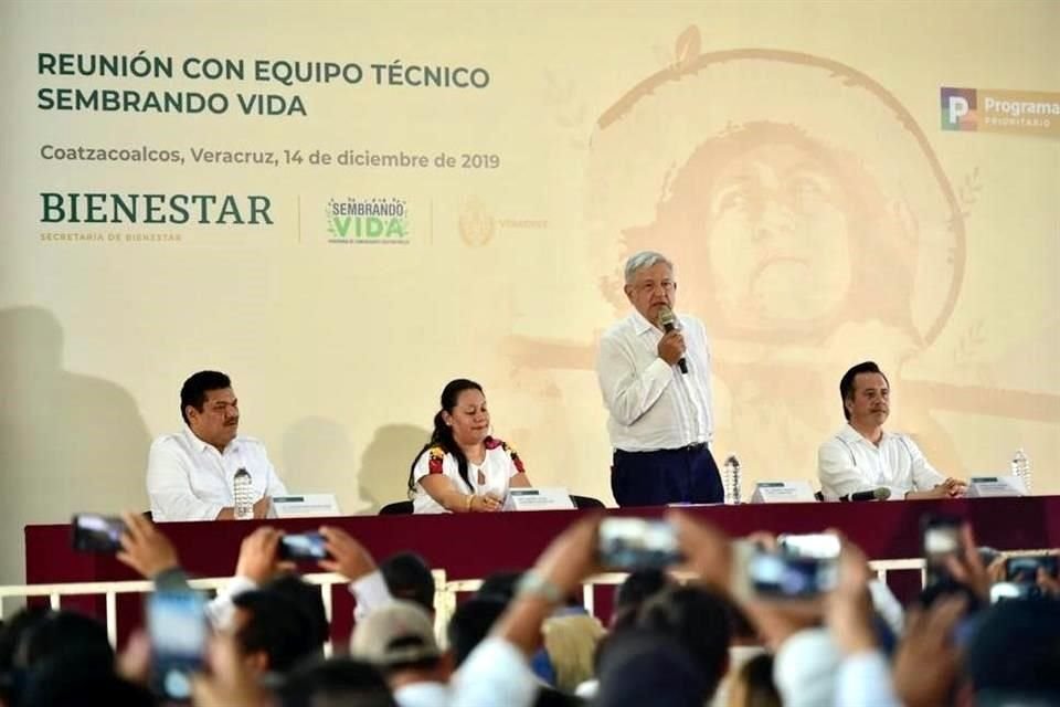 El Presidente AMLO sostuvo una reunión con el equipo de Sembrando Vida en Coatzacoalcos.