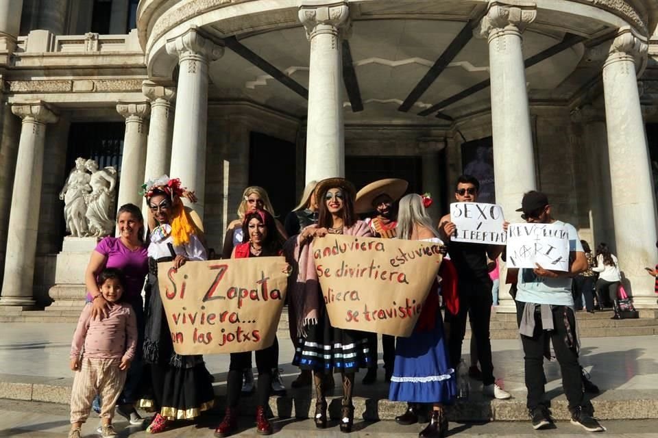 Alrededor de las 17:00 horas, el colectivo de artistas y activistas Dragas en la Calle realizaron una manifestación en apoyo a Fabián Cháirez y su obra.