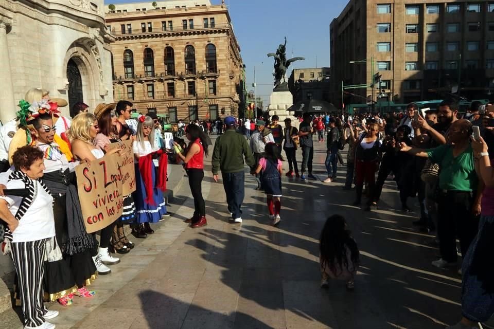 Alrededor de las 17:00 horas, el colectivo de artistas y activistas Dragas en la Calle realizaron una manifestación en apoyo a Fabián Cháirez y su obra.