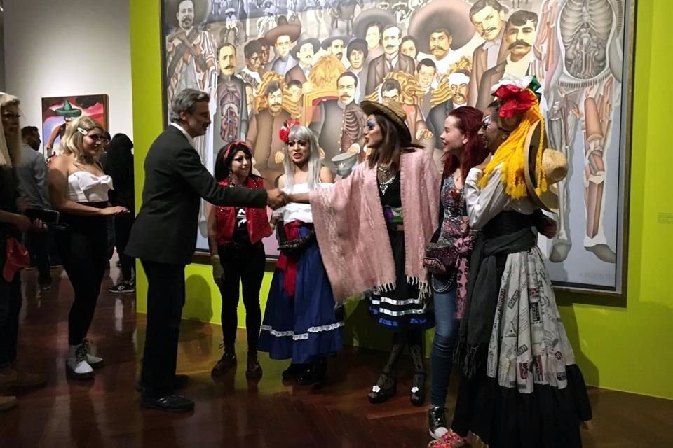 Miguel Fernández Félix, director del Museo del Palacio de Bellas Artes, recibió al colectivo  Dragas en la Calle.