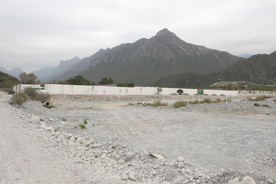 Una construcción con barda tenía sellos de suspensión en junio del 2018, en el parque La Huasteca, pero la obra fue reactivada y hay trabajos de cimentación en el interior. 