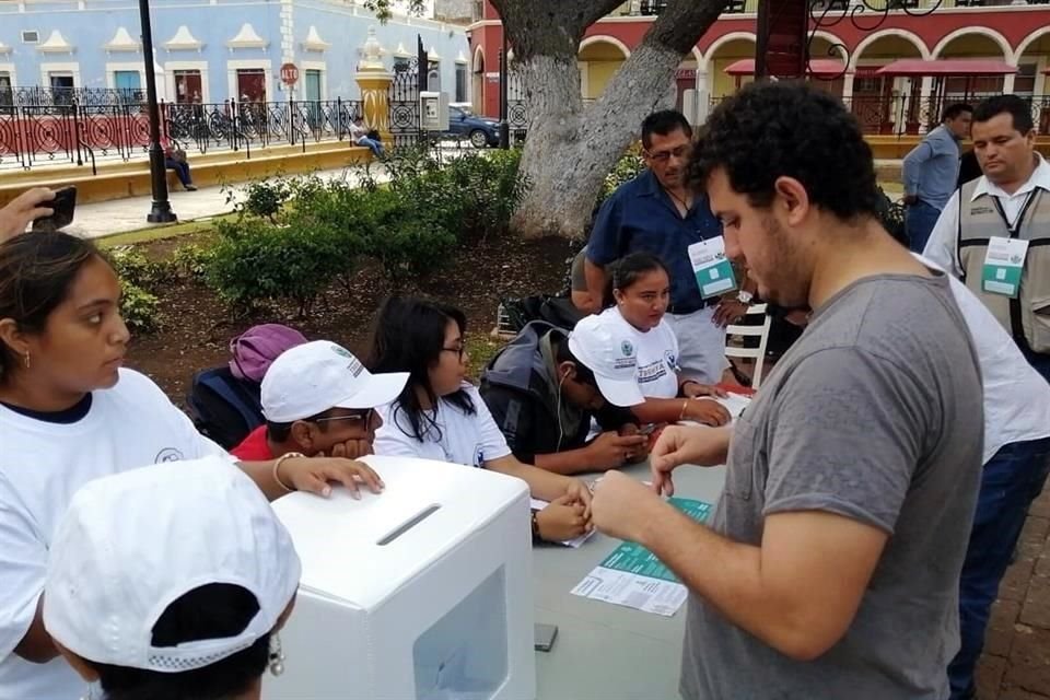 Consulta en el parque principal de Campeche.