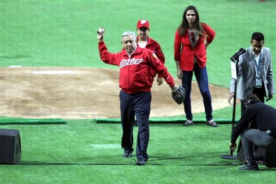 El Presidente no oculta su gusto por el beisbol.