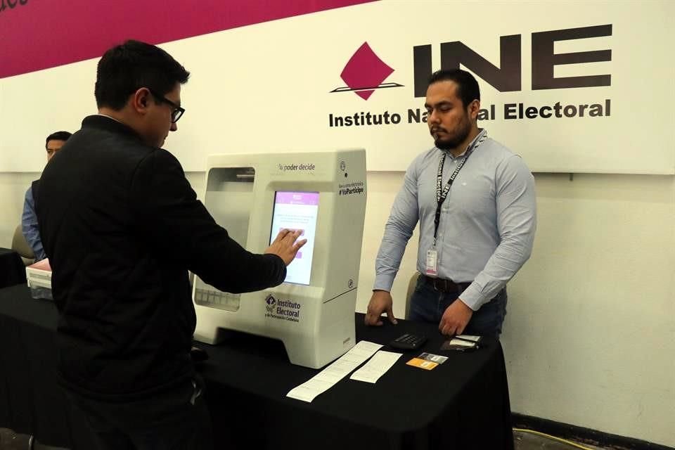 Mientras que agencias de seguridad de EU recomendaron no usar el voto electrónico, ayer el INE aprobó los lineamientos para la operación del voto por internet, para que mexicanos en el extranjero participen en elecciones 2020-2021.  