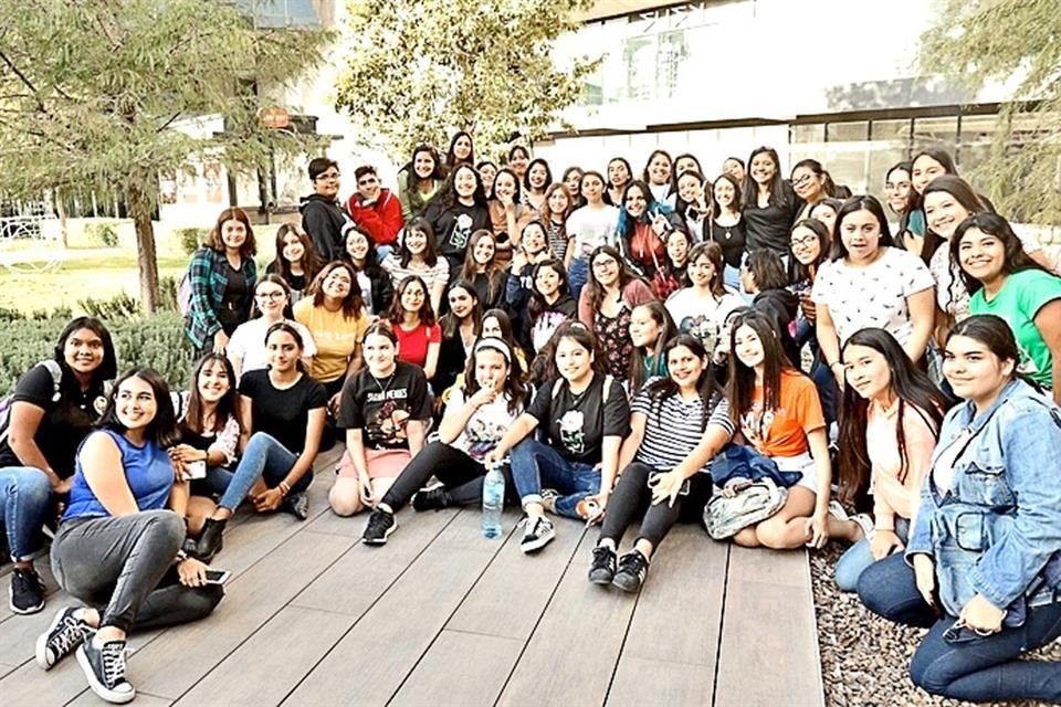 Fans le cantaron 'Cielito Lindo' a Shawn Mendes.