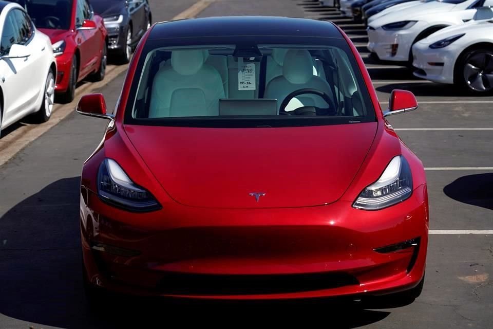 Después de dos recortes más en los precios del Model 3, el vehículo más barato de Tesla comienza en 42 mil 990 dólares. Eso no incluye un crédito fiscal de 7 mil 500 dólares en Estados Unidos para vehículos eléctricos que entró en vigencia en enero.