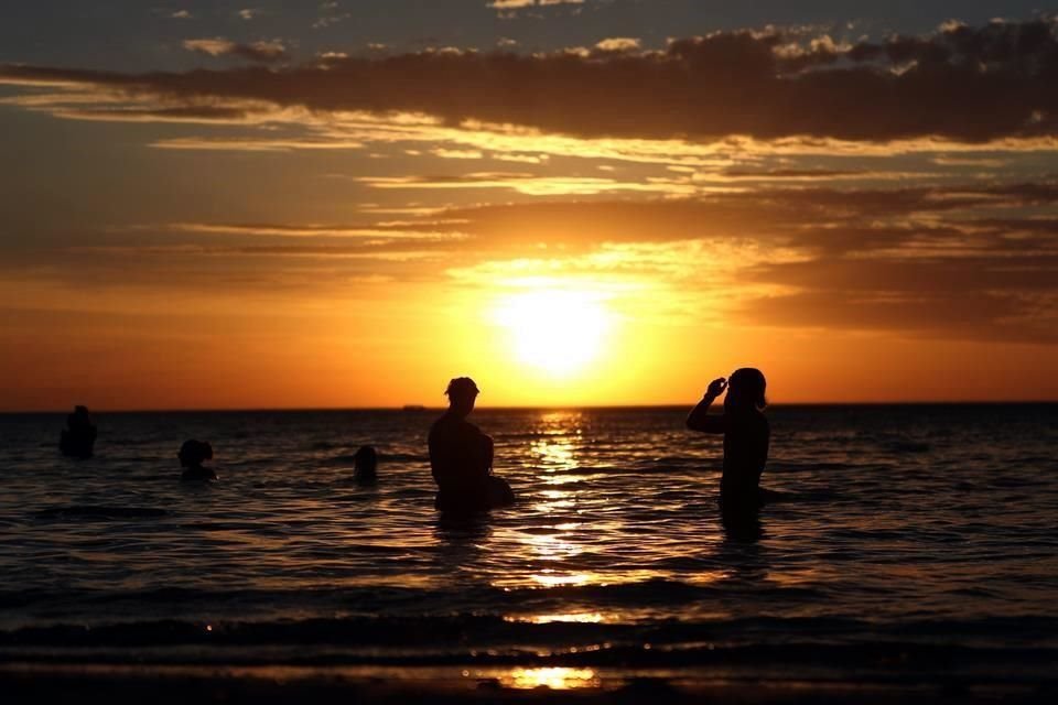 Australia registró el martes el día más caluroso de su historia, batiendo récord de 2013, mientras se esperan más aumentos de temperatura.