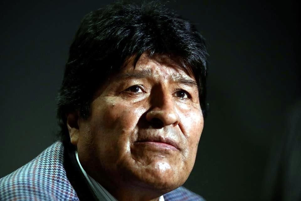 Gobierno interino de Bolivia emitió orden de aprehensión contra Evo Morales, refugiado en Argentina, por delitos de sedición y terrorismo.