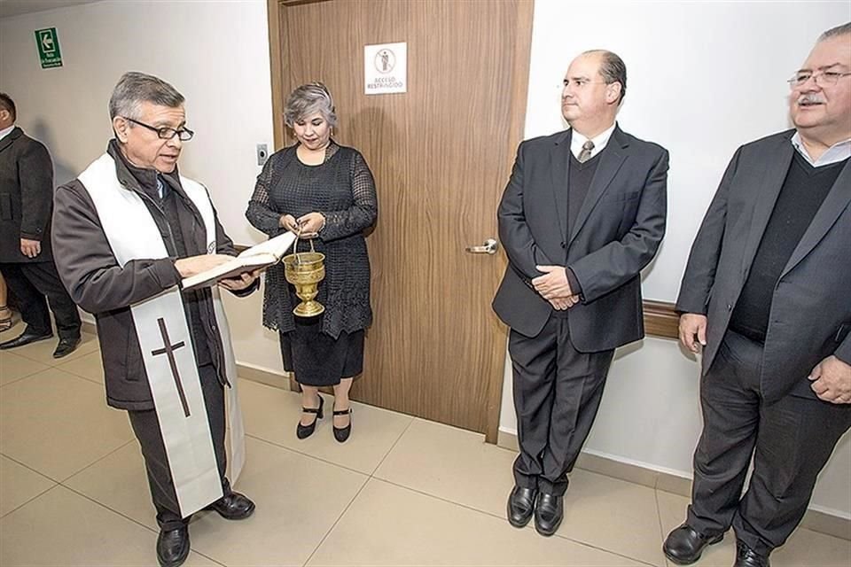 El Padre Adrián Acosta López realizó la bendición.