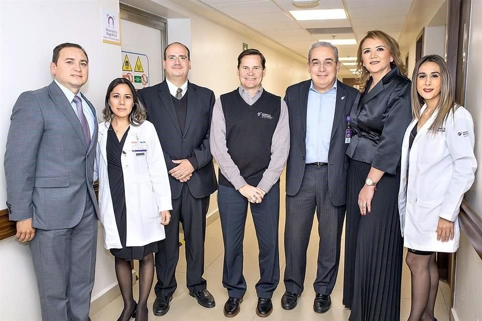 Dr. Homero Lozano, Dra. Loyma Moreno, Dr. Raúl Garza Bulnes, Lic. Mauricio Zambrano, Dr. Horacio Garza Ghio, Ing. Sandra Ceniceros Guillén y Dra. Priscila Benavides.