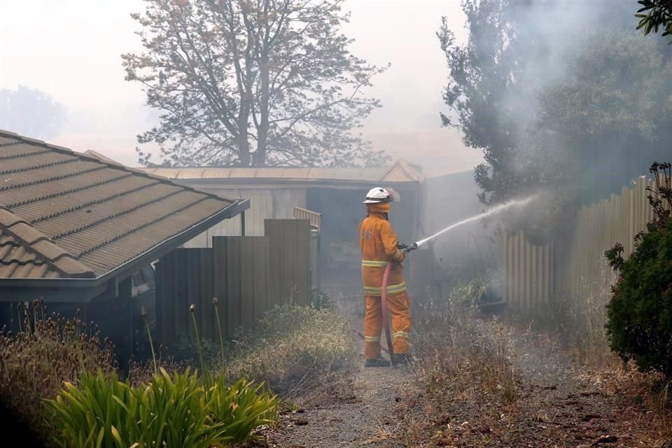 Tres personas murieron y una decena más resultaron heridas a causa de la oleada de incendios que padece Australia.