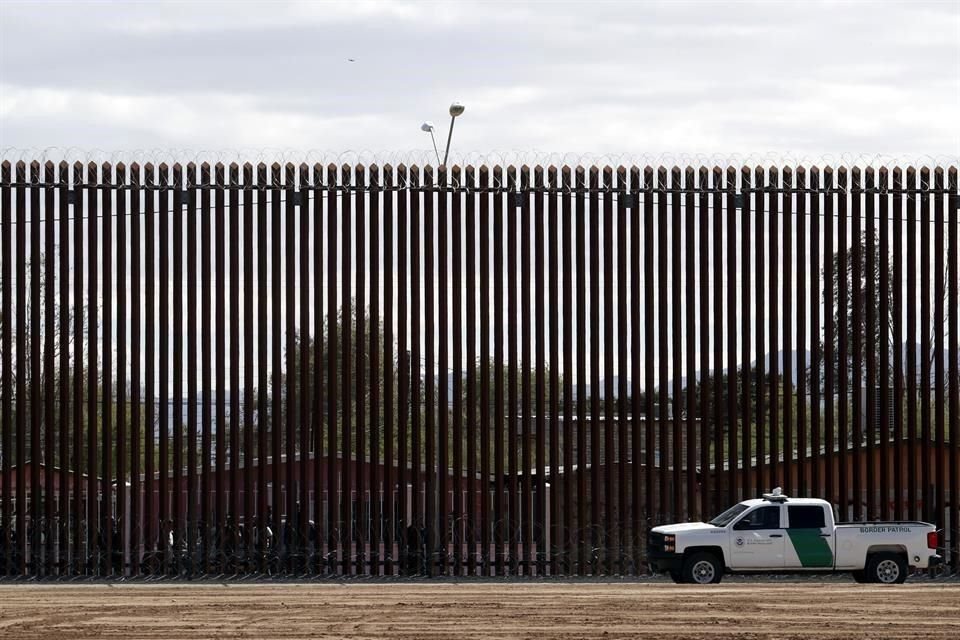 Senadores republicanos y demócratas revelaron iniciativa que daría a Biden facultad de cerrar frontera a migrantes y expulsarlos a México.