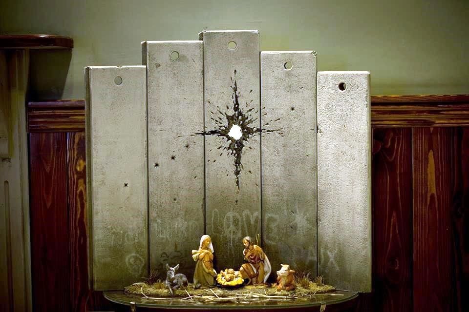 La obra 'Cicatriz de Belén', del artista Banksy, que recrea el Nacimiento de Cristo pero rodeado por muros, se exhibe en un hotel junto a la muralla en Cisjordania.