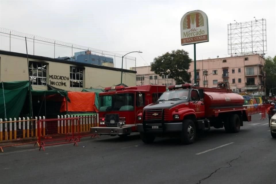 Al lugar llegaron cinco mandos de bomberos, cuatro motobombas, y 10 carros tanque.