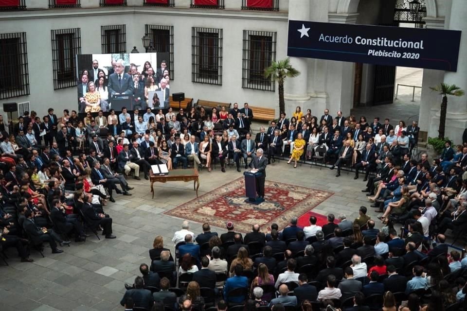 El Presidente Sebastián Piñera promulgó la ley sobre el plebiscito en Chile en el Palacio de la Moneda.