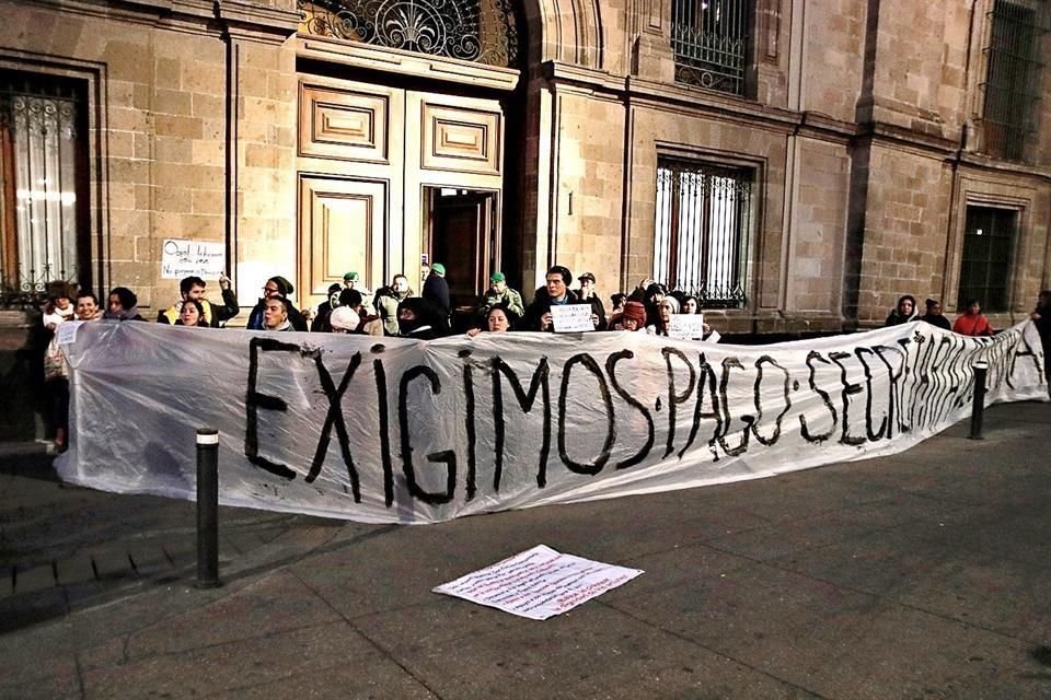 Trabajadores de la cultura se manifestaron ayer frente al Palacio Nacional durante la mañanera; realizan 'toma simbólica' del recinto.