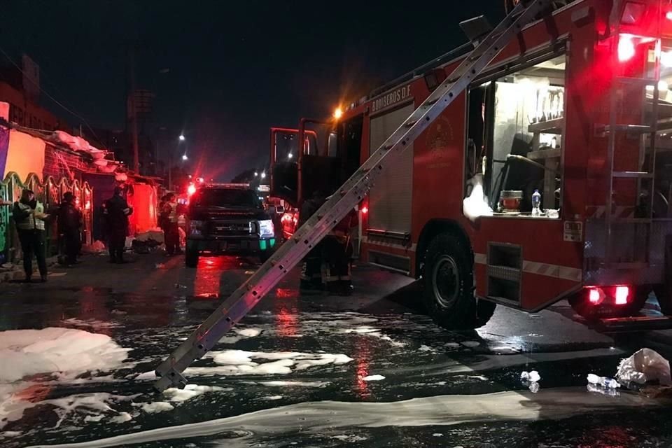 Dos personas muertas, ocho lesionados y alrededor de mil 500 locales afectados, fue el saldo que dejó el incendio del mercado de La Merced.