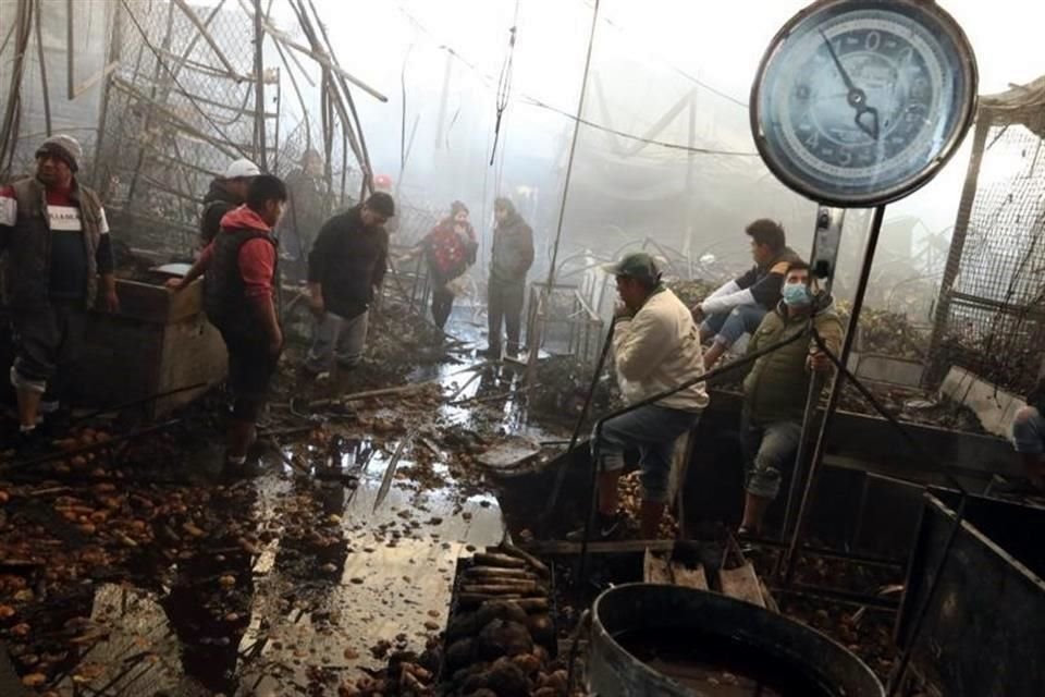 Algunos comerciantes encontraron a sus puestos a salvo de las llamas, mientras que otros, apenas hallaron rastro de su fuente de ingresos.