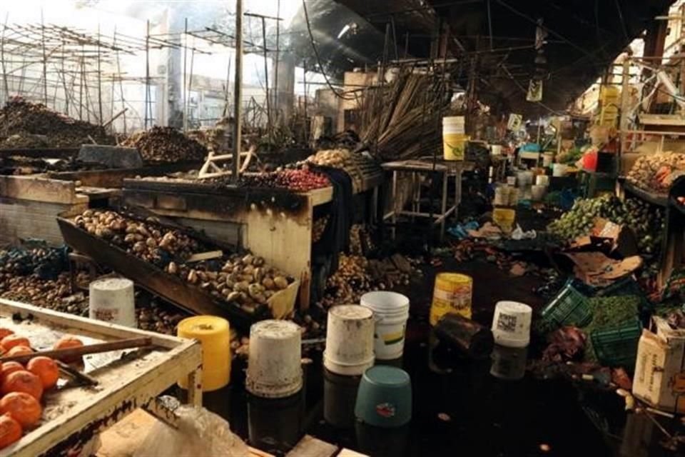 El incendio de anoche consumió casi en su totalidad el pasillo 1 y 2, donde se vendían frutos secos, abarrotes, dulces y piñatas.