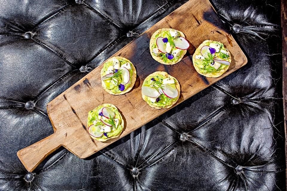 Tostaditas de Aguacte y Queso Brie.