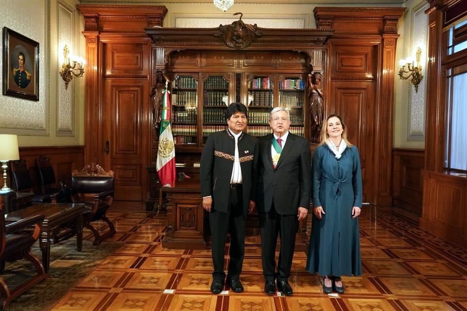 Evo Morales junto a López Obrador y su esposa, en diciembre de 2018.