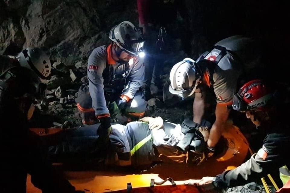  El excursionista fue inmovilizado por los rescatistas dentro del lugar conocido como 'La Cueva' y trasladado en ambulancia a la Clínica Nova