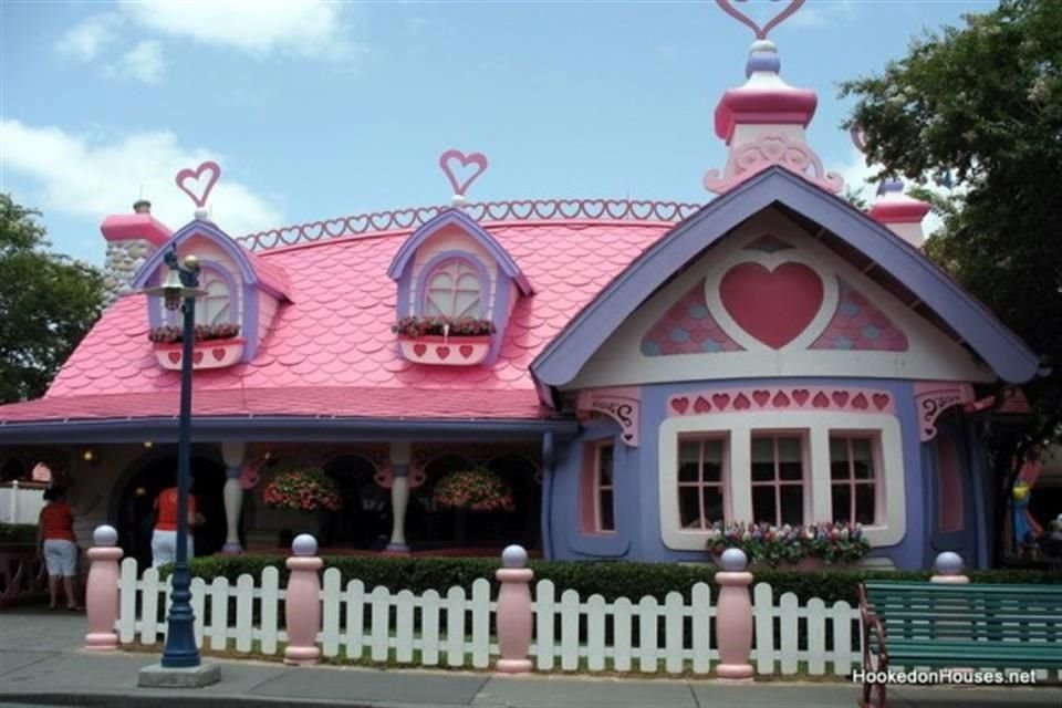 El lugar de Minnie Mouse.<br>Esta ratoncita de Disney tenía una peculiar casa morada en las caricaturas.<br>Una réplica se construyó en Florida y otra en California, en Estados Unidos.<br><br>