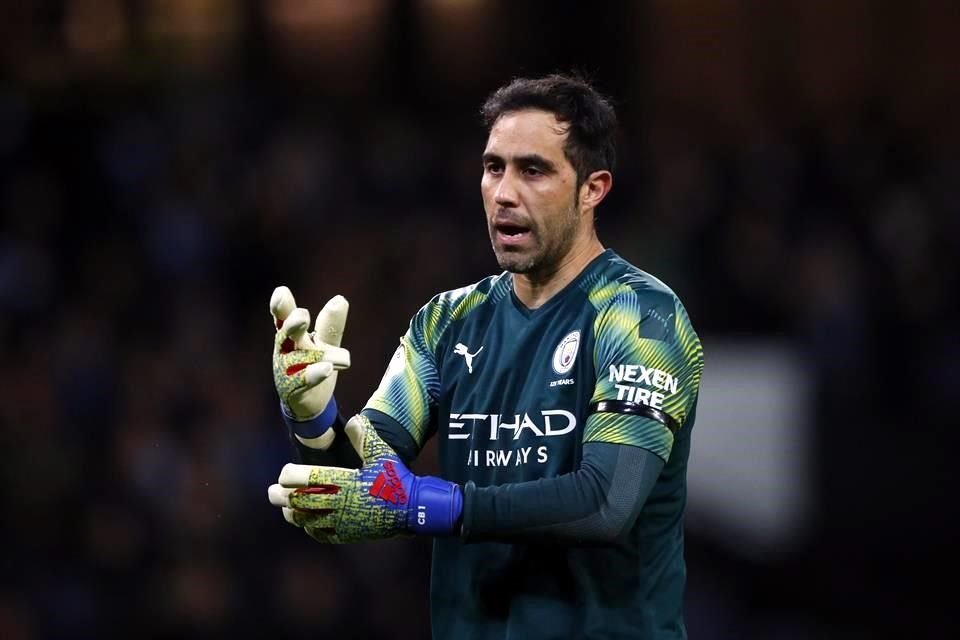 El guardameta Claudio Bravo no recibió gol, pero se llevó uno que otro susto.