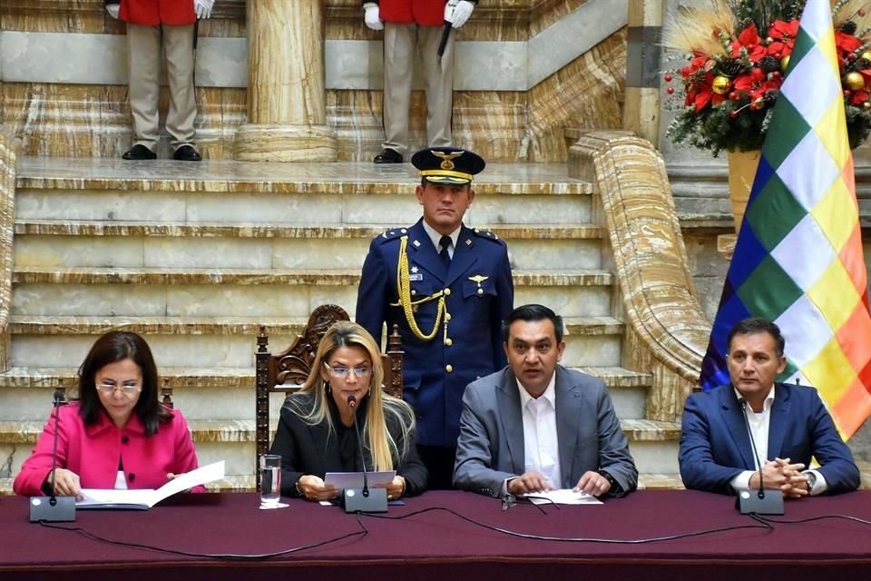 La Presidenta interina de Bolivia, Jeanine Áñez(centro) anunció la expulsión de los diplomáticos españoles.