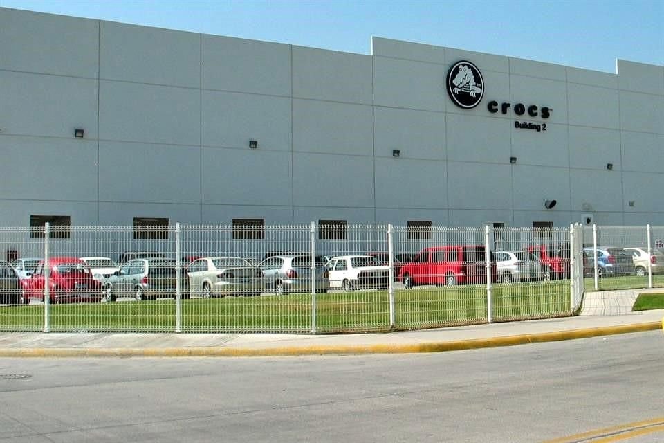 Por más de una década, Crocs produjo 20 mil pares de calzado en su planta de León, Guanajuato, generando 200 empleos directos.