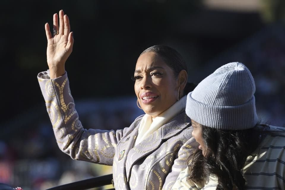 Gina Torres fue una de las famosas que compartió el puesto de gran mariscal del Desfile de las Rosas de este año.