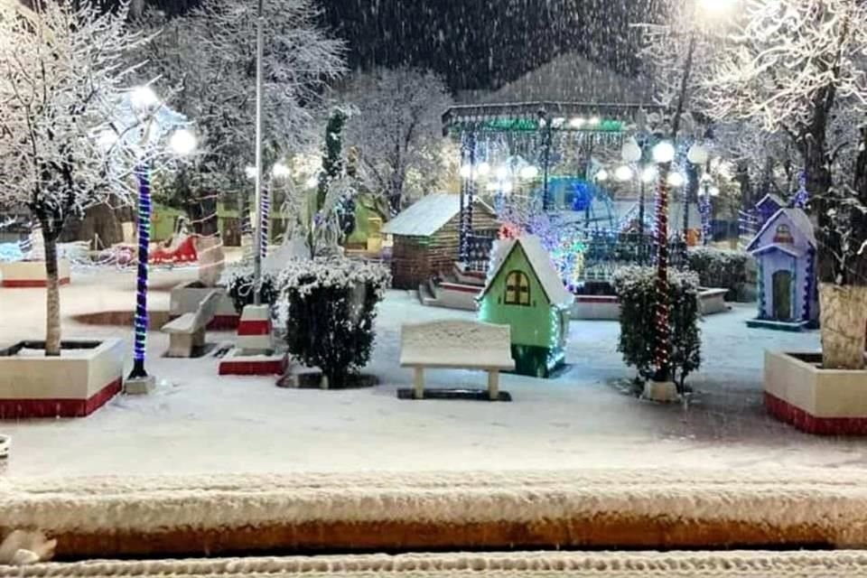 La Coordinación Estatal de Protección Civil reportó que en Guadalupe y Calvo acumuló 20 centímetros de nieve luego de la nevada registrada durante la tarde y noche del miércoles.