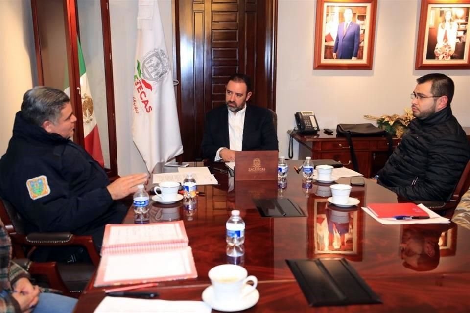 Tras riñas que dejaron 17 muertos, el Gobernador de Zacatecas (centro) solicitó que Guardia Nacional refuerce la seguridad en penal de Cieneguillas.