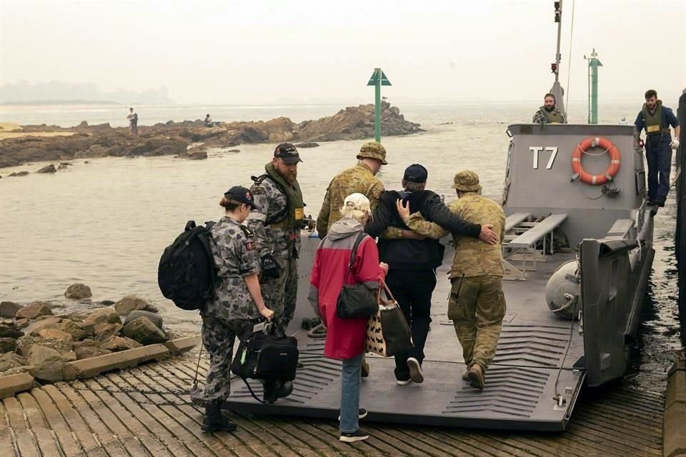 Fuerzas armadas australianas evacuaron por mar a mil personas asediadas en una playa por los incendios forestales del sureste del país.