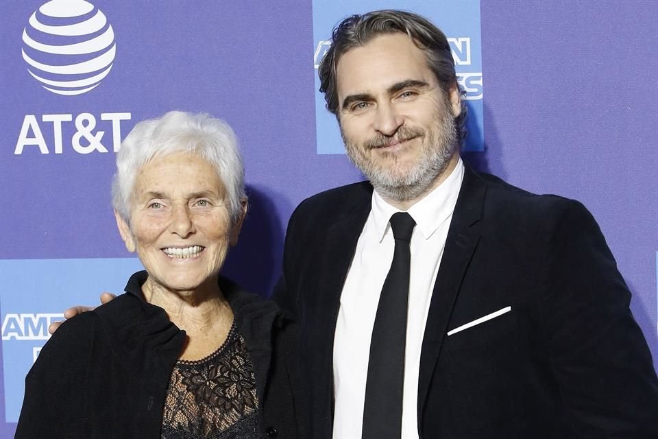 Joaquin Phoenix acudió al evento acompañado de su madre, Arlyn.