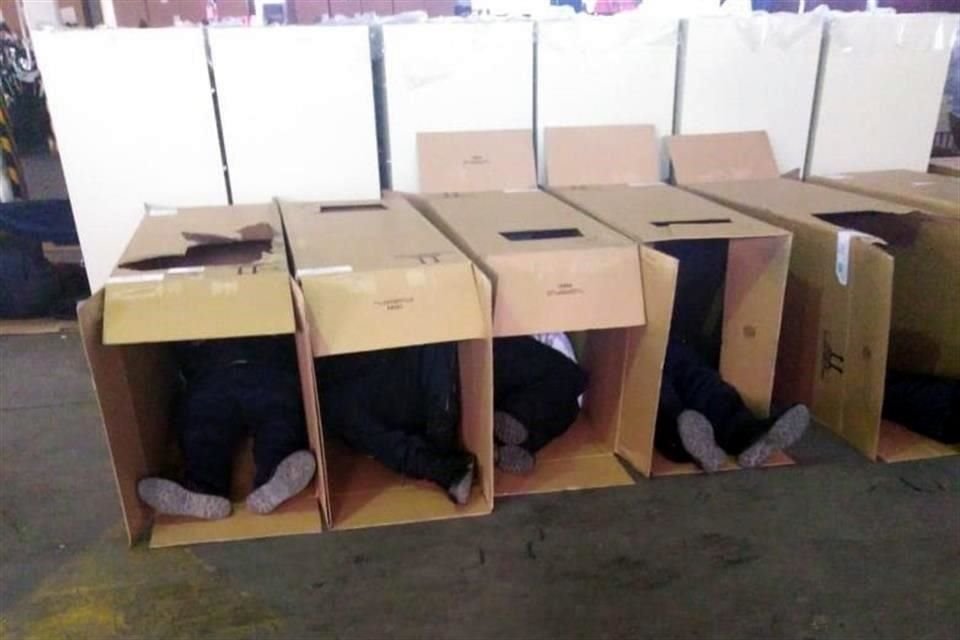 Algunas cajas estaban apiladas unas junto a otras y solo se alcanzaban a ver los pies de los policías que estaban dentro de ellas