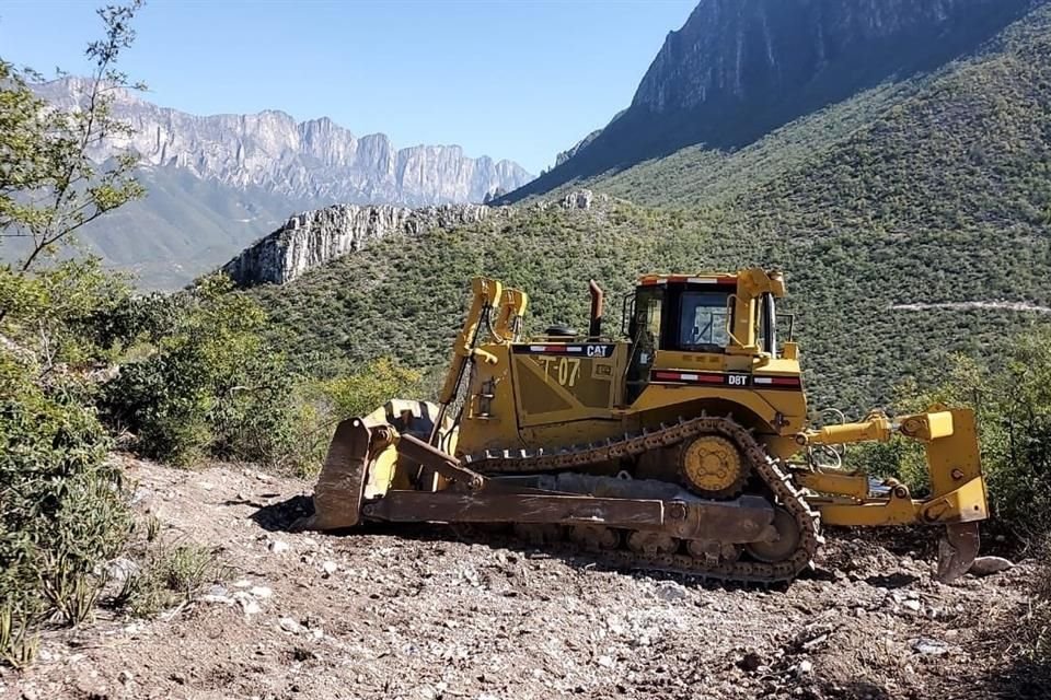 Activistas difundieron fotografías de una máquina en La Huasteca, con el plano de un presunto desarrollo en su interior; además, en las imágenes se ve el desmonte previo.