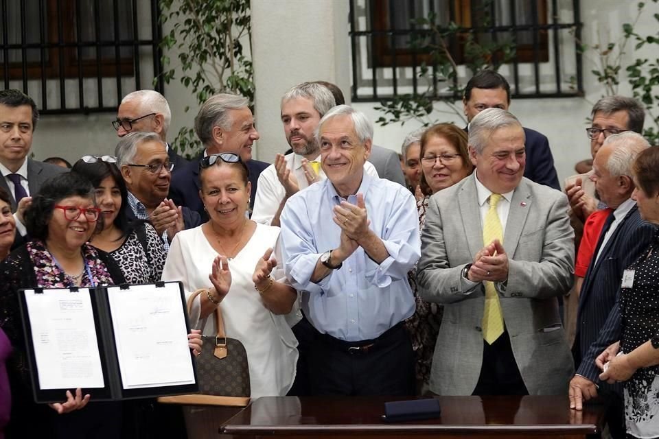 Sebastián Piñera presentó el proyecto de reforma a la salud pública ante demandas de manifestantes.