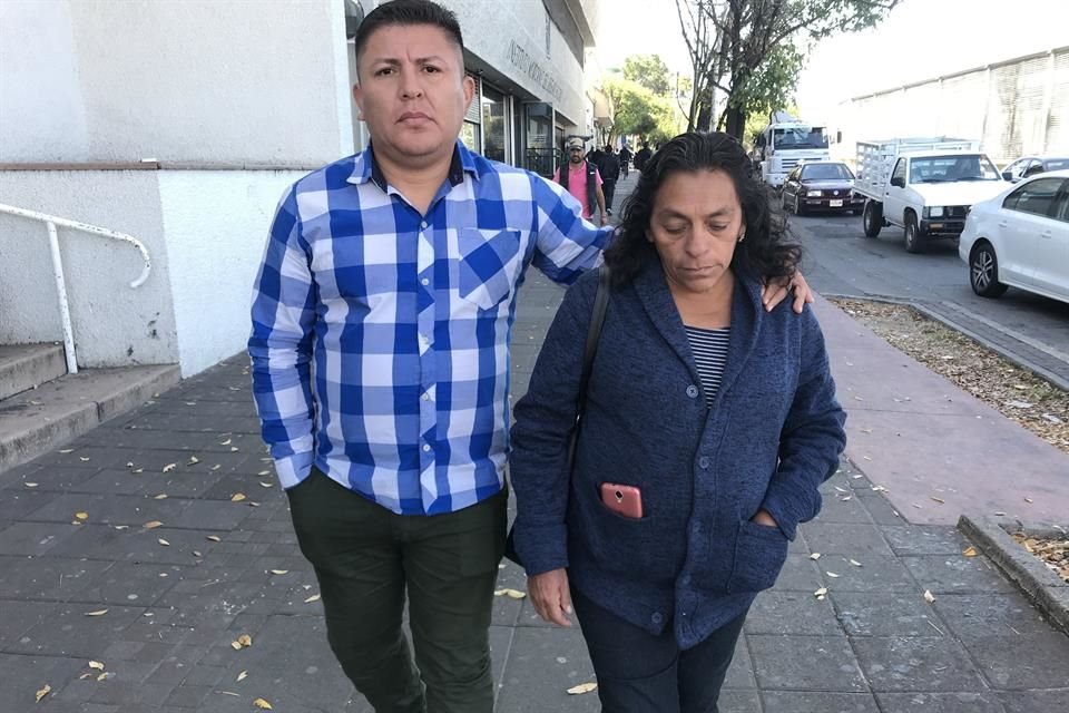 María Aidé Peña y su hijo, Josué Irán Trujeque Peña, acudieron ayer a la Subdelegación del IMSS, donde no les resolvieron lo de la pensión.