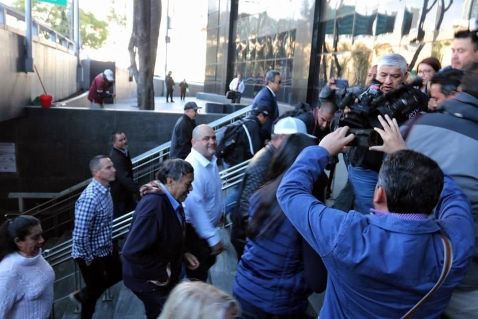 Los LeBarón a su llegada a la dependencia federal.