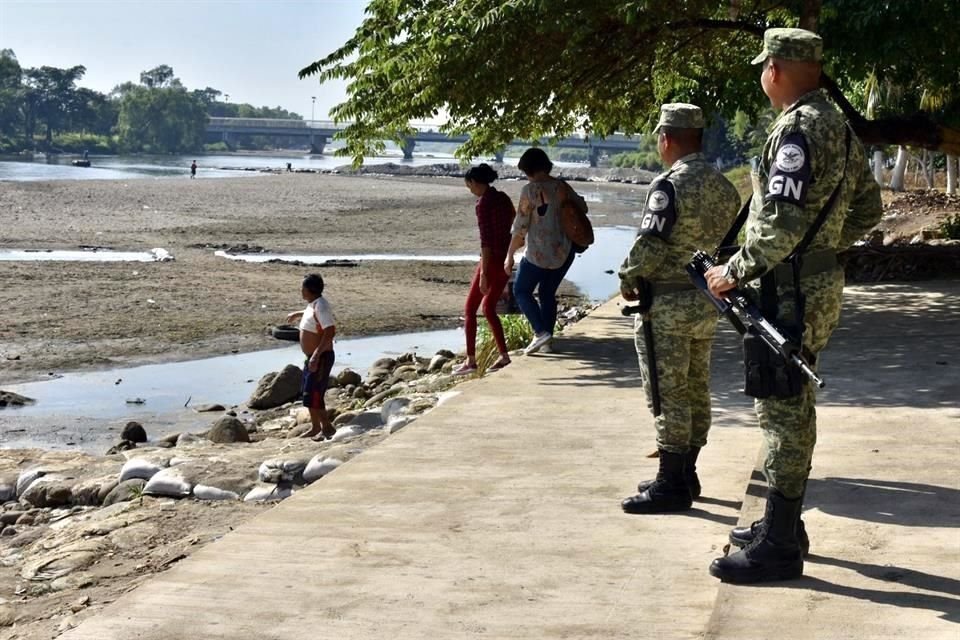 Elemento de la Guardia Nacional desplegados en la ribera del río Suchiate.