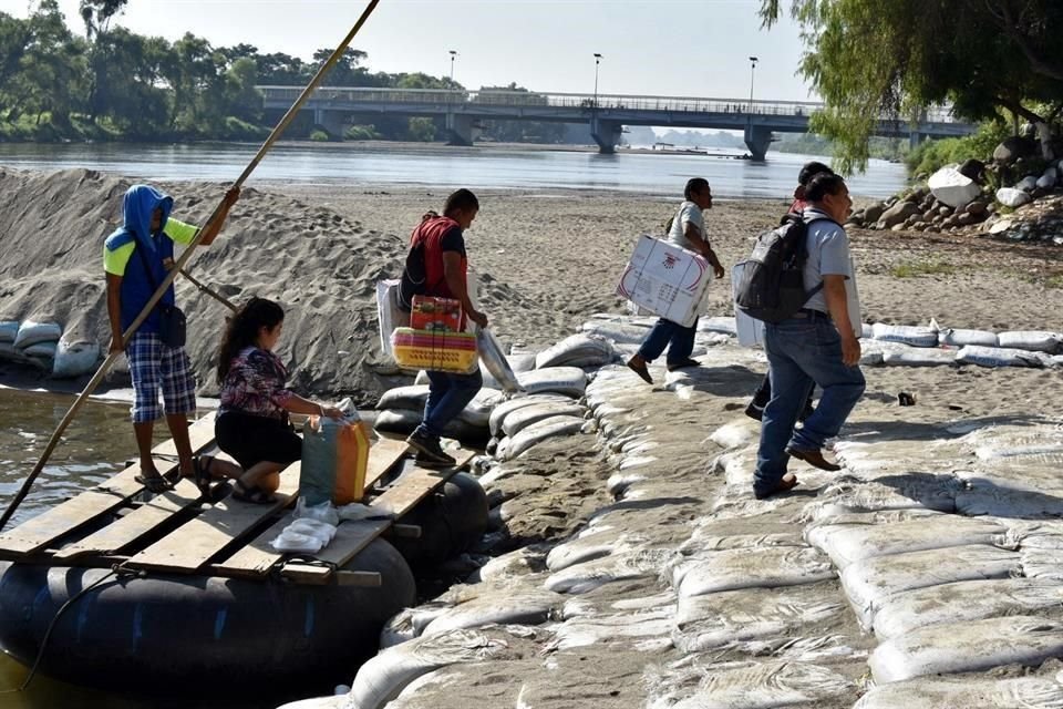 Balseros siguen operando para el cruce de personas desde Guatemala.