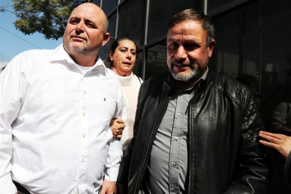 Julián y Adrián LeBarón a su salida de la reunión en la FGR.